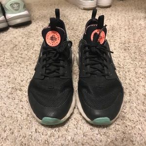 Black Nike Huaraches